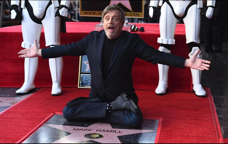 El actor Mark Hamill posa con su estrella en el Paseo de la Fama de Hollywood en Los Ángeles, Estados Unidos. AP/J. Strauss