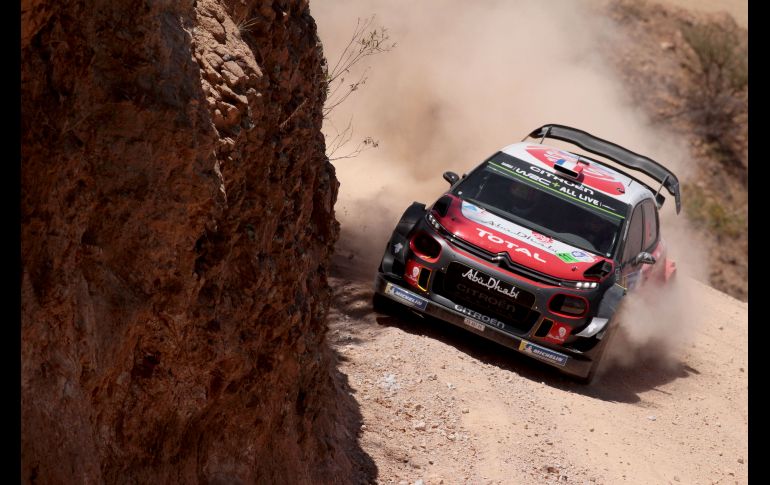 El francés Sebastien Loeb y su copiloto Daniel Elena compiten en su auto Citroen C3.