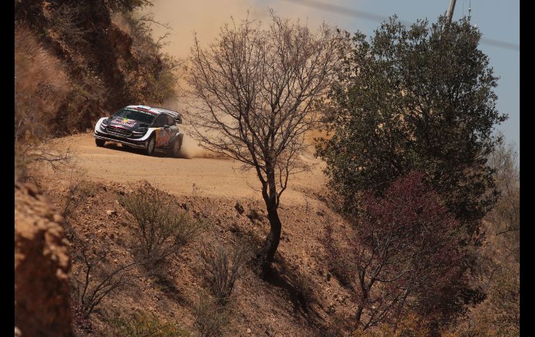 El piloto finlandés Teemu Suninen y su copiloto Mikko Markuladel, del M-Sport Ford World Rally Team, pasan hoy en su Fiesta WR.