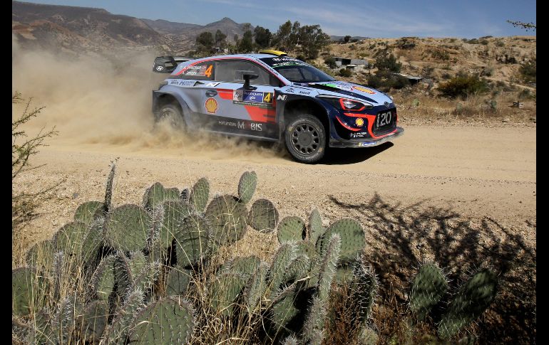 El noruego Andreas Mikkelsen acelera su Hyundai I20 Coupe WRC junto al copiloto Anders Jaeger-Synnevaag, en el Rally Guanajuato México.