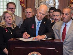 El gobernador republicano señaló que la ley equilibra 