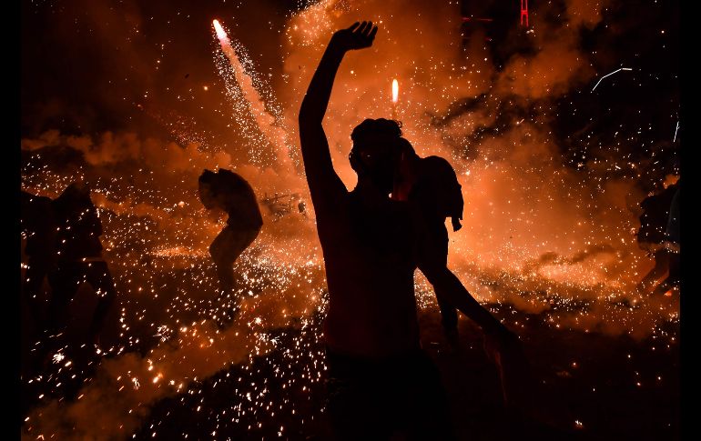 Artesanos de Tultepec festejan cada 8 de marzo a San Juan de Dios, patrono de los pirotécnicos. AFP / R. Schemidt