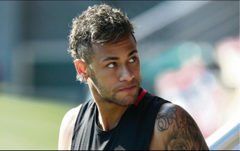 Neymar, quien se encuentra en rehabilitación tras ser operado de un pie hace una semana, ha vuelto a expresar su incomodidad en el París Saint-Germain. AP