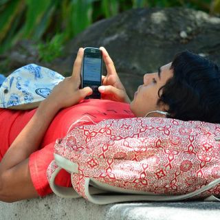 Textear en celular causa daño prematuro en articulaciones