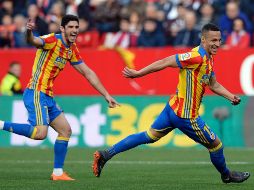 Rodrigo Moreno (D) celebra uno de los dos goles con los que se impone el Valencia. AFP/C. Quicler