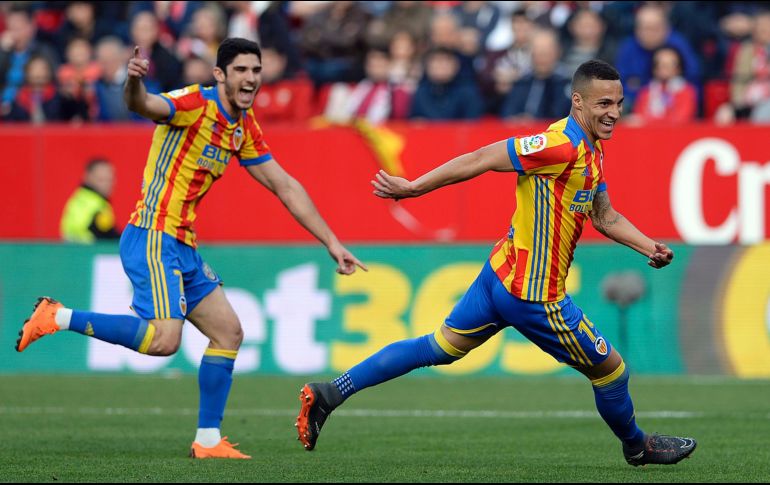 Rodrigo Moreno (D) celebra uno de los dos goles con los que se impone el Valencia. AFP/C. Quicler
