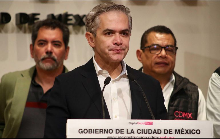 Por otra parte, dijo estar convocado el día de mañana a acompañar a Ricardo Anaya para su registro ante el INE como candidato a la Presidencia de la coalición Por México al Frente. SUN/ A. Ojeda