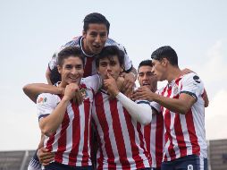 Los jugadores de Chivas celebran la ventaja tempranera, que supieron mantener hasta el final. EFE / F. Guasco