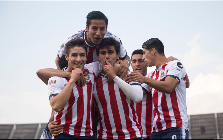 Los jugadores de Chivas celebran la ventaja tempranera, que supieron mantener hasta el final. EFE / F. Guasco