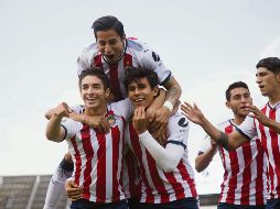 Júbilo. Los rojiblancos festejan el gol tempranero de José Juan Macías y que a la postre fue suficiente para obtener una valiosa victoria en el Estadio Universitario BUAP. MEXPORT