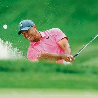 Tiger Woods sigue a un golpe del líder