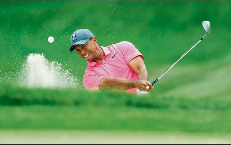 Tiger Woods golpea desde el bunker en el primer hoyo durante la tercera ronda del torneo de golf del Campeonato Valspar. AP