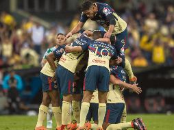 Jugadores del América rodean a su compañero Mateus Uribe, autor de los dos goles con los que las Águilas derrotaron al León anoche en el Estadio Azteca. MEXSPORT