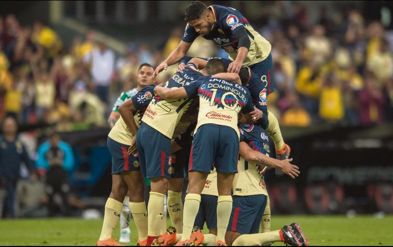 Jugadores del América rodean a su compañero Mateus Uribe, autor de los dos goles con los que las Águilas derrotaron al León anoche en el Estadio Azteca. MEXSPORT