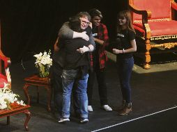 Durante la clase magistral “De Geometría a La forma del agua”, impartida por el director tapatío Guillermo del Toro, tres jóvenes se acercaron para regalarle una playera con la leyenda “#porquesoymexicano”. EL INFORMADOR/A. Camacho