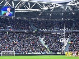 En el primer partido oficial disputado por el Fiorentina tras el fallecimiento de Astori, la afición llenó las gradas del estadio Artemio Franchi. EFE/A. Di Marco