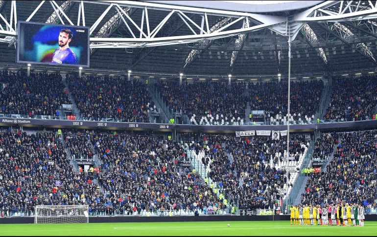 En el primer partido oficial disputado por el Fiorentina tras el fallecimiento de Astori, la afición llenó las gradas del estadio Artemio Franchi. EFE/A. Di Marco