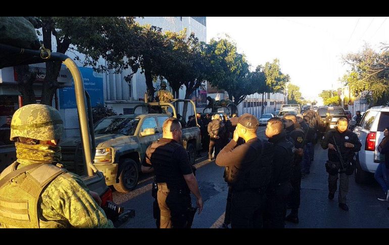 Elementos federales y estatales arribaron a las 7:30 horas a las instalaciones de la Policía de Tlaquepaque. TWITTER@AristotelesSD