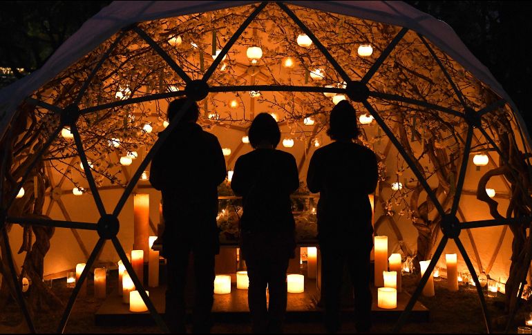 Personas observan un altar en Tokio, colocado en honor de las víctimas del sismo y del tsunami del 11 de marzo de 2011. Japón conmemoró el séptimo aniversario de la tragedia que dejó 18 mil 500 personas muertas o desaparecidas. AFP/T. Kitamura