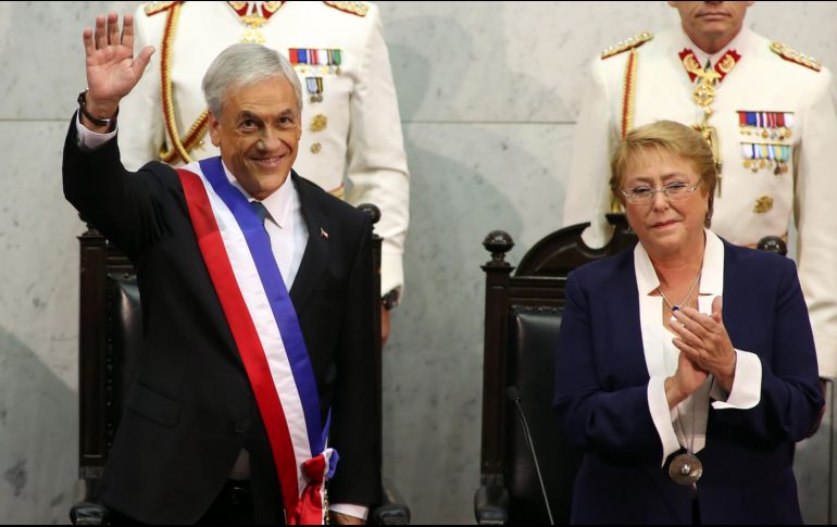 Sebastián Piñera saluda en la ceremonia en la que fue investido presidente de Chile, junto a la mandataria saliente, Michelle Bachelet, en Valparaíso. AFP/C. Reyes