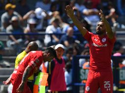 Canelo (D) celebra tras enviar el centro que propicia un autogol de Díaz. AFP/Y. Cortez