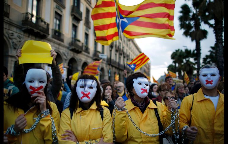Manifestantes marchan en Barcelona para exigir una república catalana separada de España. AP/M. Fernández
