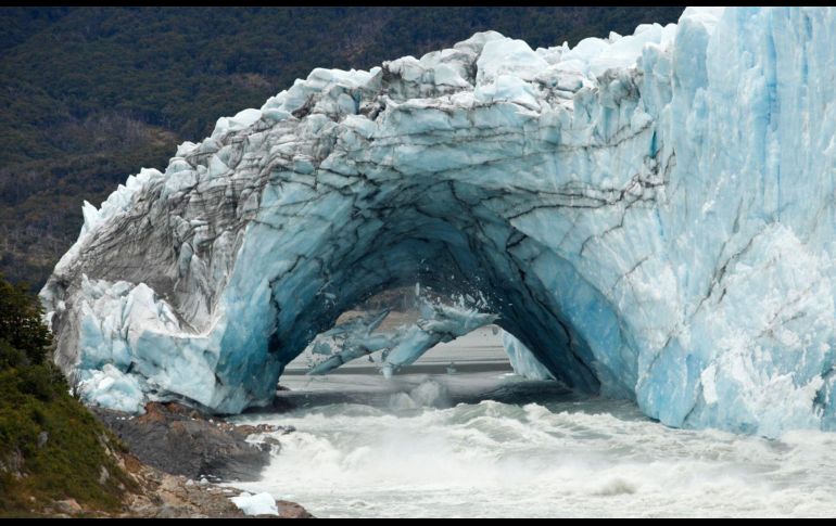 Trozos se desprenden del glaciar Perito Moreno, en el parque nacional Los Glaciares, en la Patagonia argentina, el 11 de marzo, como parte de un proceso de ruptura de un arco de su hielo. AFP/W. Diaz