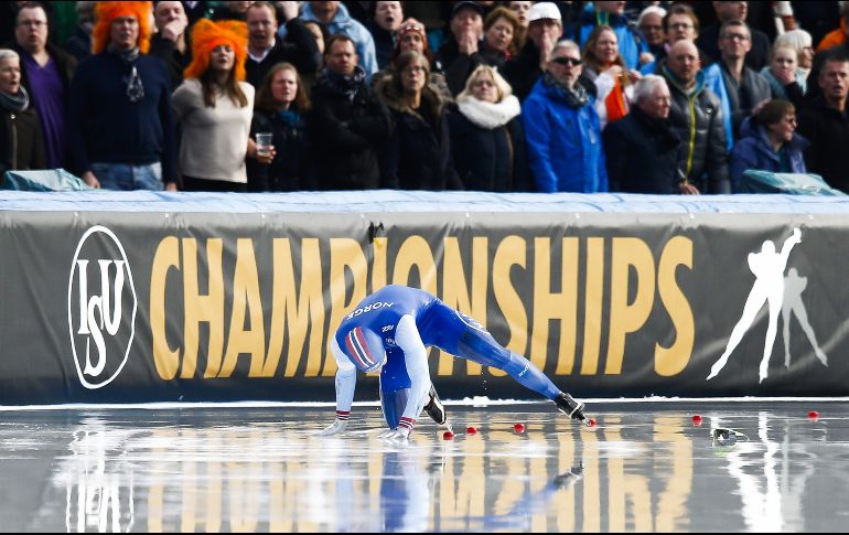 El noruego Sverre Lunde Pedersen se cae en la competencia de 10 mil metros del campeonato mundial de patinaje de velocidad, disputado en Amsterdam. AFP/ANP/V. Jannink
