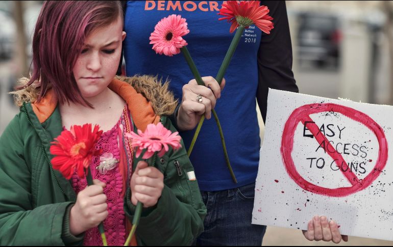 La estudiante Tanner McPherson, de 10 años, se ve durante un momento de silencio en una protesta en Los Ángeles, Estados Unidos, para pedir un mayor control de las leyes sobre armas. AP/R. Voge