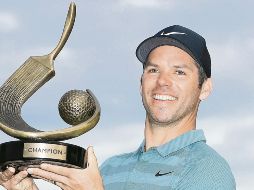 Campeón. El inglés Paul Casey posa con su trofeo tras ganar ayer el Valspar Championship. AFP
