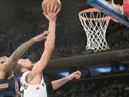Jonas Valanciunas. El jugador de los Raptors (derecha) consiguió 17 puntos ayer. AP