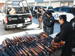 El Ejército, la Policía Federal, Fiscalía del Estado y PGR retiraron las armas a los 734 elementos de la policía de Tlaquepaque. ESPECIAL