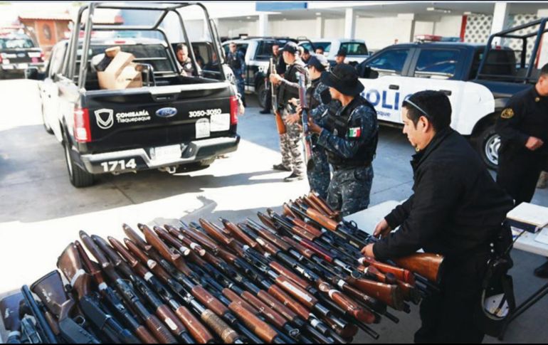 El Ejército, la Policía Federal, Fiscalía del Estado y PGR retiraron las armas a los 734 elementos de la policía de Tlaquepaque. ESPECIAL