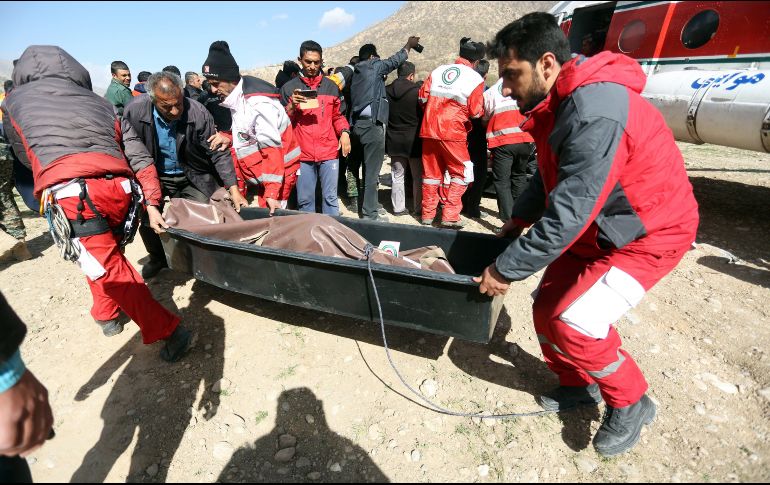 Miembros de la Media Luna Roja iraní recuperan el cadáver de una víctima de entre los restos del avión. EFE/M. Salehi