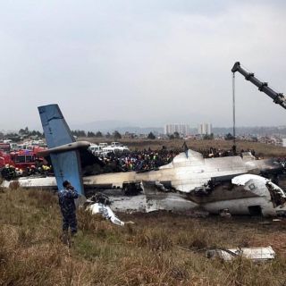 Suben a 49 los muertos en accidente aéreo en Katmandú