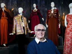 Givenchy marcó el mundo de la moda por la elegancia de sus creaciones, como el famoso vestido negro que lucía Audrey Hepburn en ''Breakfast at Tiffany's'', en 1961. EFE / ARCHIVO