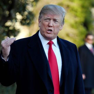 Trump valora elevar edad mínima para compra de armas