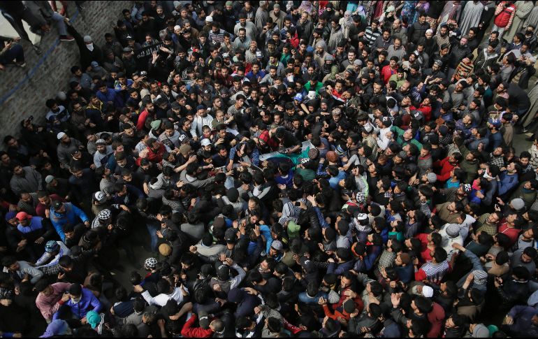Cachemires rodean el cuerpo del rebelde Easa Fazili, durante una procesión funeraria en Srinagar, zona contralada por India. Tres insurgentes murieron este lunes en un enfrentamiento con tropas indias, lo cual generó más protestas. AP/M. Khan