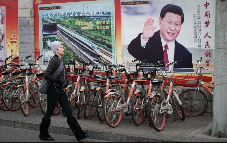 Una imagen de propaganda muestra al presidente chino Xi Jinping en una pared de Pekín. Xi aseguró ayer el poder indefinido en China, al conseguir que se elimine el límite a su estancia en el poder ejecutivo. AFP/N. Asfouri