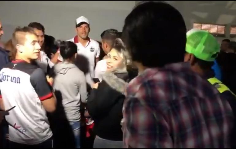 Francisco Rodríguez fue grabado lanzando un golpe a un aficionado cuando él y sus compañeros salían del vestidor. TWITTER / @RiverettiMX