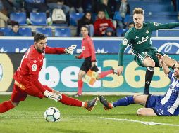 Doblete. El delantero del Betis, “Loren” Morón (centro), anotó dos goles en la portería de Fernando Pacheco (izquierda). EFE