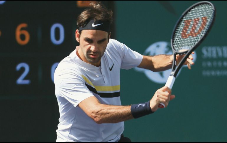 Roger Federer. El número uno del mundo regresa una bola al serbio Filip Krajinovic. AP