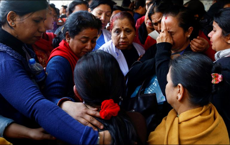 Familiares de una de las víctimas del accidente de avión que se estrelló el lunes, lloran en el Hospital Universitario de Katmandú. EFE/N. Shrestha 