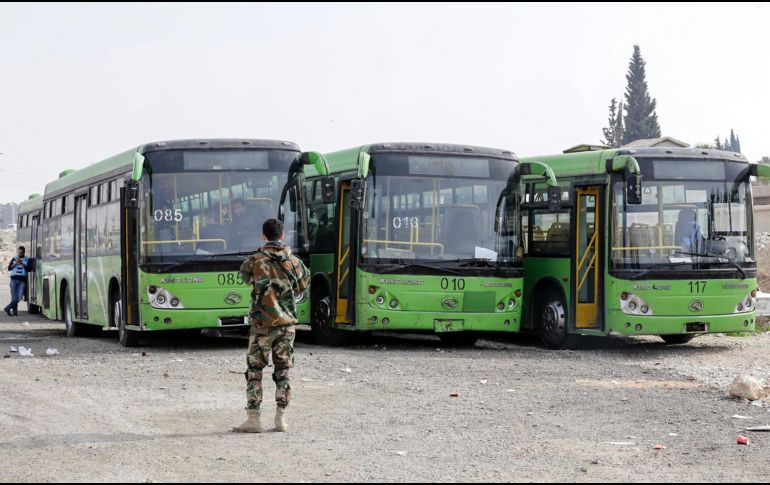 Los autobuses trasladaron a todos los evacuados al centro de acogida de Al Dueir. AFP/L. Beshara