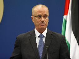 Fotografía de archivo que muestra al primer ministro palestino, Rami Hamdala, durante una rueda de prensa junto al ministro alemán de Exteriores, Sigmar Gabriel, en Ramala. EFE/ARCHIVO