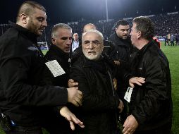 La FIFA amenazó con suspender a Grecia su estatuto como miembro de la federación internacional, luego del incidente. AFP /