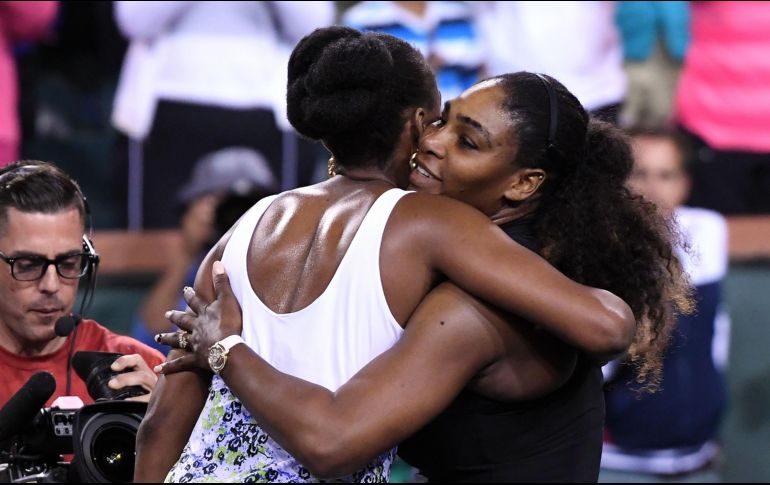 Serena no caía ante su hermana mayor desde 2014; comenta que trata de retomar ritmo tras haber estado fuera de la competencia por más de un año. AFP / K. Djanesezian