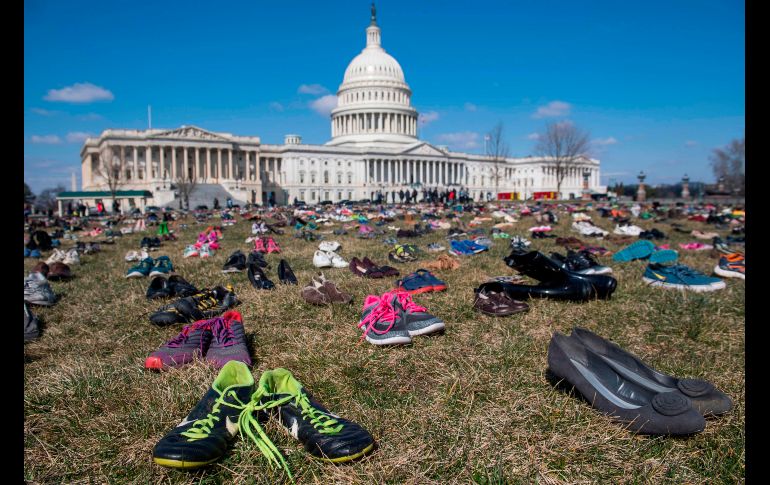 Un total de siete mil pares de zapatos se colocaron en el césped frente al Capitolio estadounidense en Washington, DC, en memoria de los siete mil niños fallecidos por armas desde el tiroteo en la escuela Sandy Hook. AFP/S. Loeb