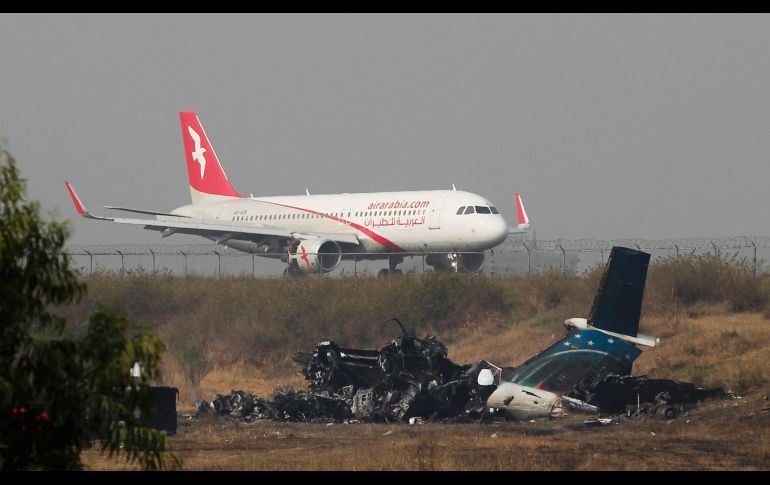 Restos del avión de una aerolínea de Bangladesh que se estrelló ayer permanecen en el aeropuerto de Katmandú, Nepal. AP/N. Shrestha