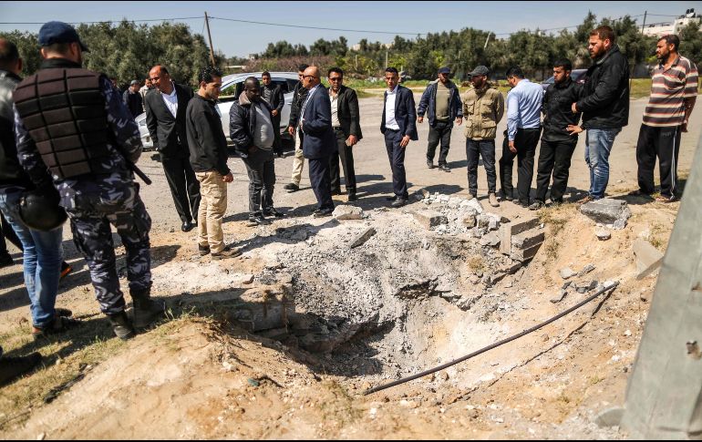 Integrantes de las fuerzas de seguridad de Hamas inspeccionan un cráter tras una explosión, producida al paso del convoy del primer ministro de la Autoridad Palestina, Rami Hamdalá, en su visita a la Franja de Gaza, Territorios Palestinos. AFP/M. Hams